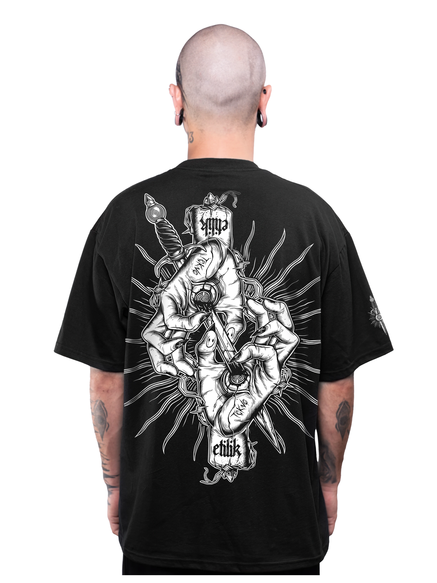 T-shirt Blind $uffering noir régular porté, dos : design tattoo old school, iconographie religieuse dark art, Etilik Wear