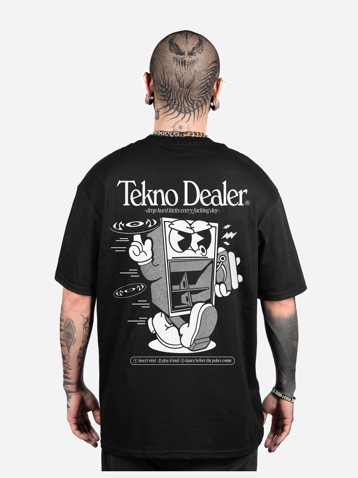 T-shirt Tekno Dealer noir porté, dos : design cartoon vintage vinyl, free party teuf rave, Etilik Wear