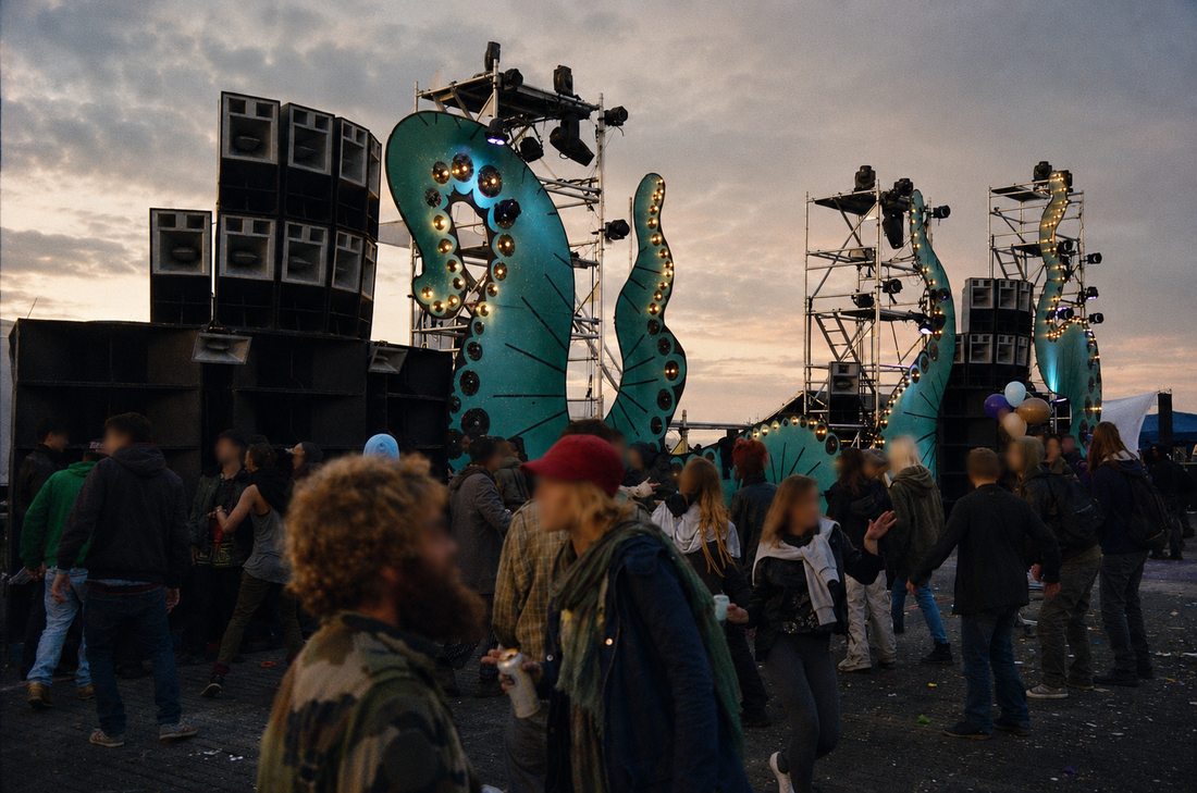 Free party au lever du soleil, mur de son et structures lumineuses en forme de tentacules