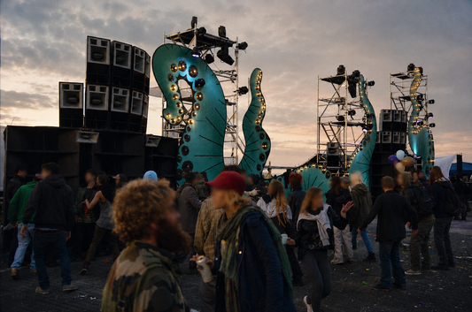 Free party au lever du soleil, mur de son et structures lumineuses en forme de tentacules
