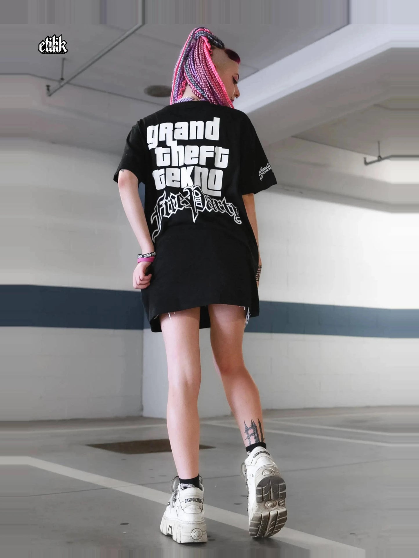 T-shirt Grand Theft Tekno noir porté, dos : détournement GTA, design free party teuf rave, Etilik Wear