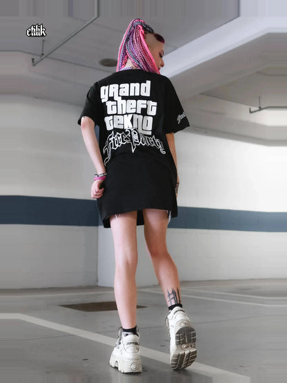 T-shirt Grand Theft Tekno noir porté, dos : détournement GTA, design free party teuf rave, Etilik Wear
