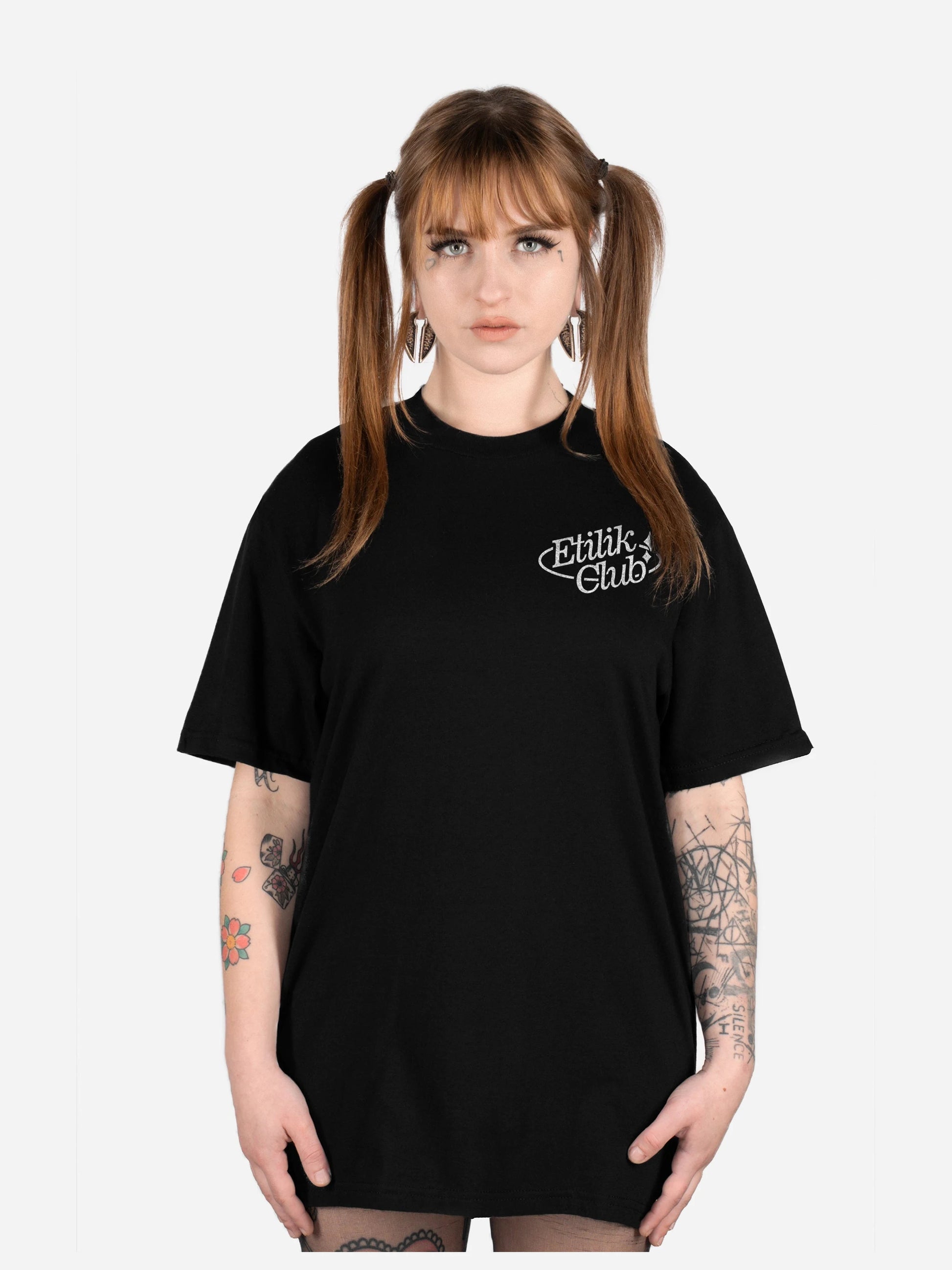 T-shirt Tekno Dealer noir porté, face : design cartoon vintage vinyl, free party teuf rave, Etilik Wear