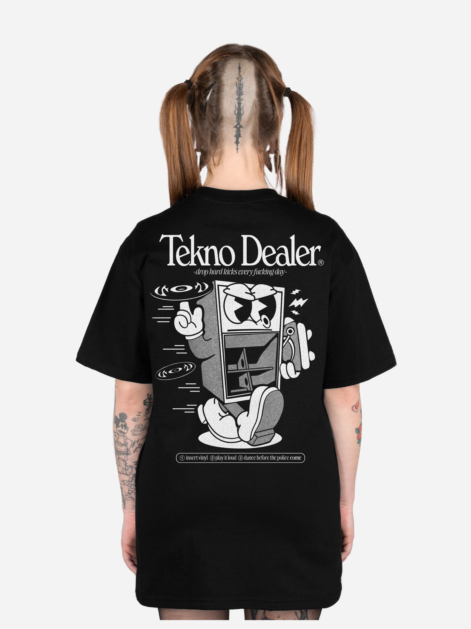 T-shirt Tekno Dealer noir porté : design cartoon vintage vinyl, free party teuf rave, Etilik Wear